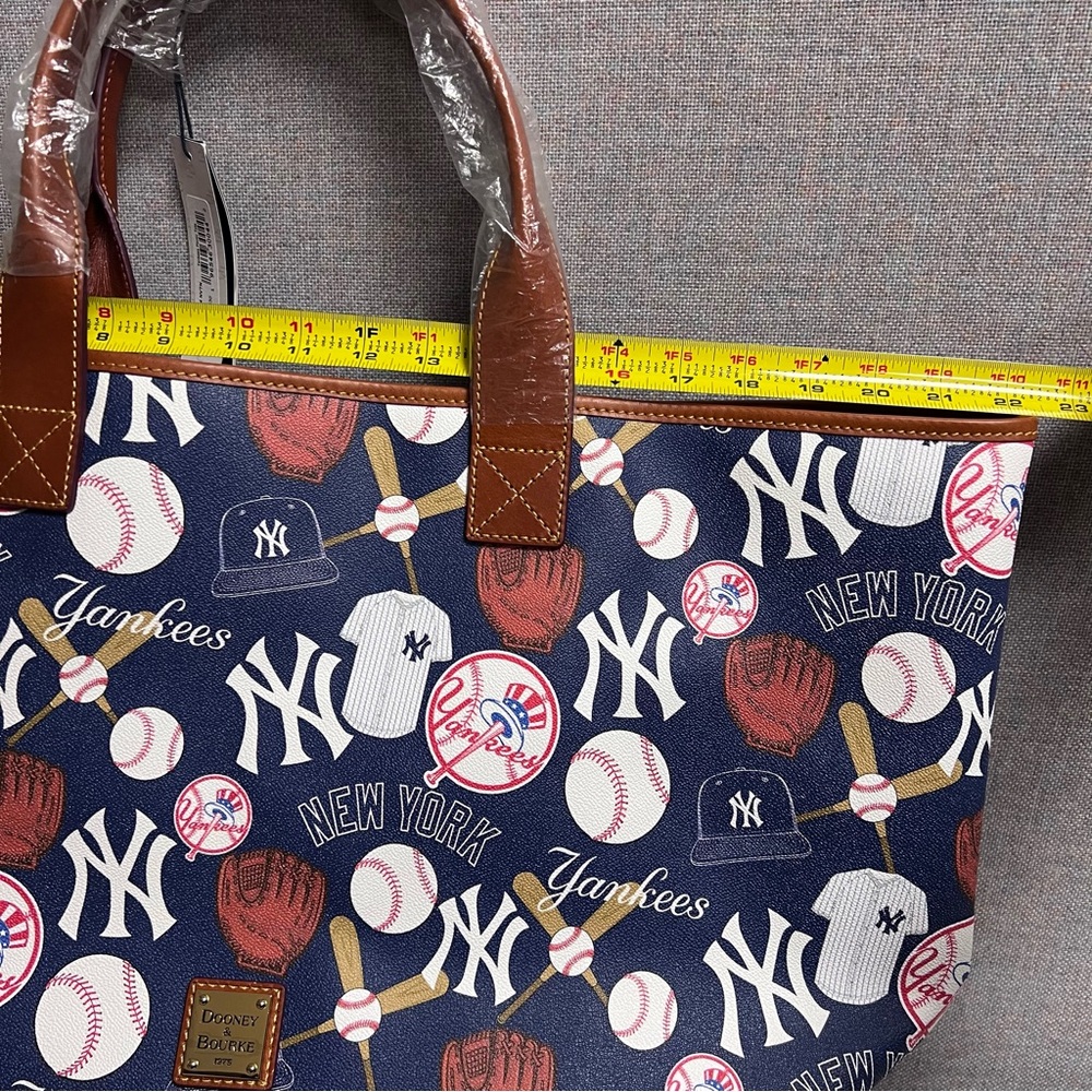 Dooney & Bourke MLB New York Yankees Picnic Tote NWT - Picture 11 of 15